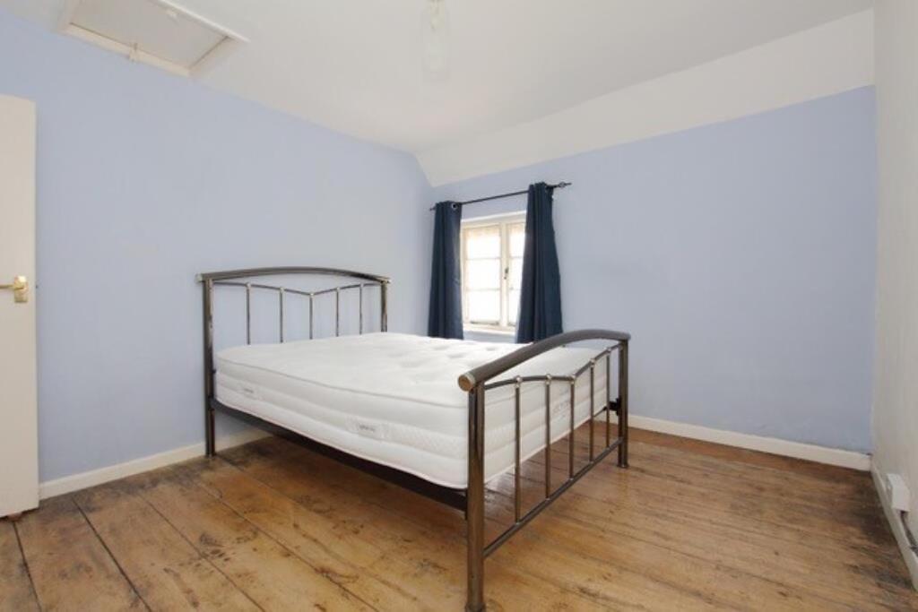 Lot: 78 - VACANT PERIOD COTTAGE - main bedroom